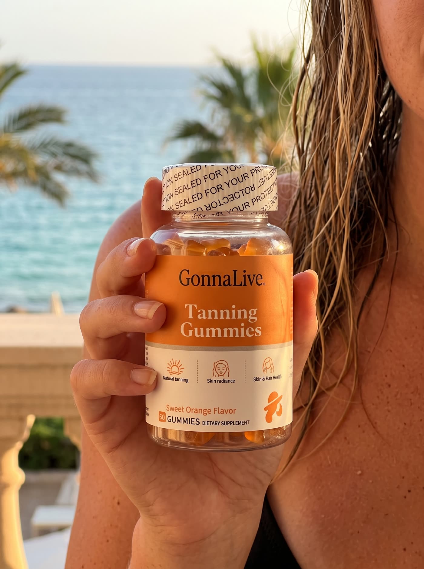 Hand hält eine Dose GonnaLive Tanning Gummies vor Meer und Palmen